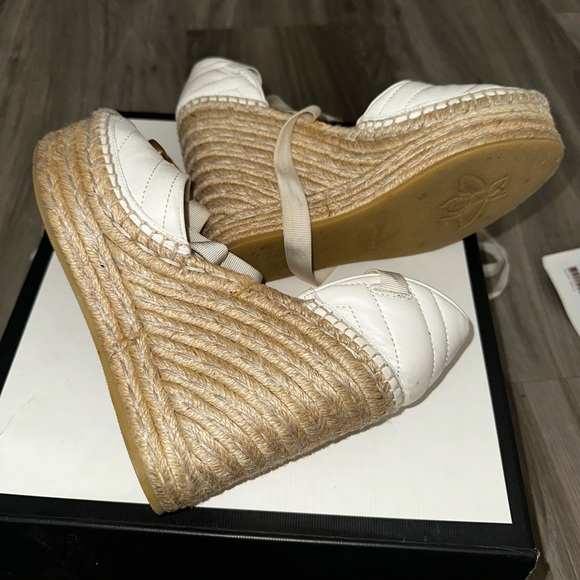 Gucci Women's Cream Espadrille Shoes with Gold Logo - Picture 2 of 3